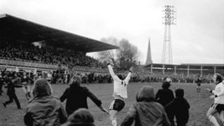 Ronnie Radford (centre) after scoring