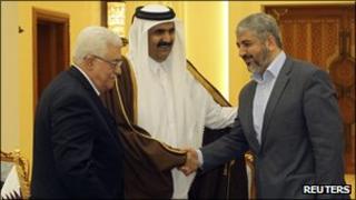 Mahmoud Abbas (left) and Khaled Meshaal sign an Palestinian national unity government accord in Doha