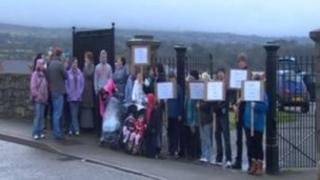 Protestwyr ger Mynwent Llanbeblig