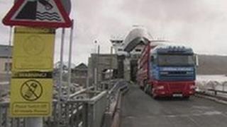 Làraidh a' tighinn far aiseig