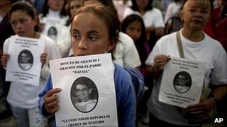 Colombian churchgoers mourn the two killed priests, 27 January 2011