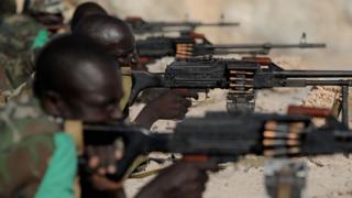 Угандийские солдаты Амисом держат пулеметы на расстоянии в одной из своих баз в Могадишо