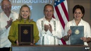 US Secretary of State Hillary Clinton and Mexican Foreign Minister Patricia Espinosa hold copies of the agreement. Mexican President Felipe Calderon and US Interior Secretary Ken Salazar stand behind.