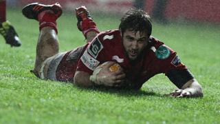 Josh Turnbull yn sgorio dros y Scarlets