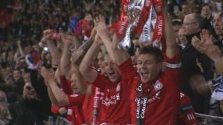 Steven Gerrard yn codi Cwpan Carling
