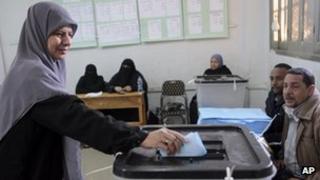 Woman casts her ballot in the Shura Council elections (29 January 2012)