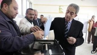 Presidential hopeful Amr Moussa casts his vote in elections for the Shura Council (30 January 2012)
