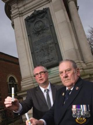 Steve Nelson (left) and Roger Bannister at Stockton Cenotaph