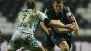 Y Gweilch yn ceisio rhwystro Chris Fusaro