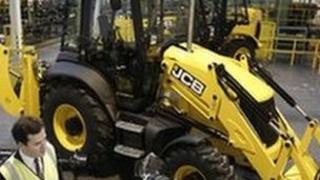 Y Canghellor George Osborne yn ffatri JCB yn Wrecsam