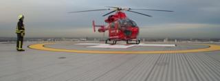 Воздушная скорая помощь Лондона базируется в течение дня на вершине новых помещений Королевской лондонской больницы