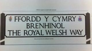 Bydd yr arwydd yn cael yn cael ei ddadorchuddio yn Ebrill