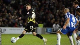 Joe Mason yn sgorio dros Gaerdydd