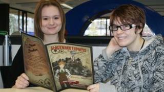 Myfyrwragedd o Brifysgol Glyndŵr
