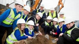 Norton Primary School children with Roman pottery and kiln found at the school