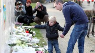 Flowers are placed outside 't Stekske primary school in Lommel (14 March 2012)