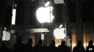 Покупатели возле магазина Apple в Манхэттене, Нью-Йорк