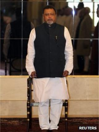 India's Railways Minister Mukul Roy stands to attention as the national anthem is played during the oath-taking ceremony at the presidential place in New Delhi March 20, 2012.
