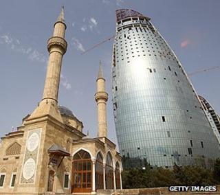 Мечеть и небоскреб в Баку