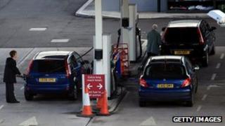 Автомобилисты заправляют свои автомобили бензином и дизельным топливом на заправочной станции супермаркета в Великобритании, март 2012 г.