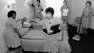 Gweithwyr mewn gwesty yng Nghasnewydd yn y 1980au
