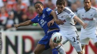 Leon Osman (chwith) yn cystadlu am y bêl gyda Joe Allen