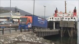 Làraidh a' tighinn far bàt-aiseig