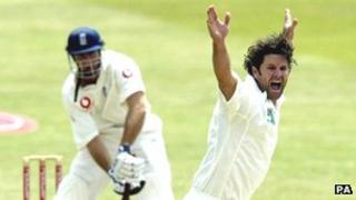 Chris Cairns (right) playing for NZ against England in 2004