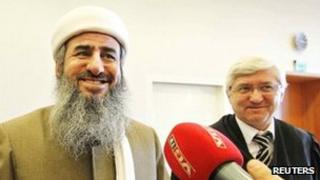 Mullah Krekar (L) with one of his lawyers in a courtroom in Oslo