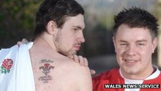 Джон Адам показывает свою татуировку в Уэльсе с другом Джеймсом Гриффитсом