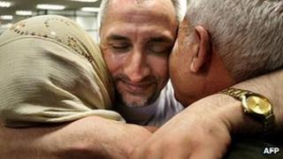 Ashraf al-Hajuj hugs his mother and father in Bulgaria after his release (July 2007)