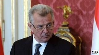 Hungarian President Pal Schmitt makes a statement to the press on 22 March following accusations that parts of his doctorate were plagiarised.