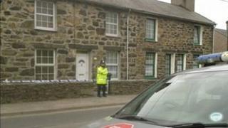 Yr heddlu tu allan i'r tŷ yn Rhes Glanmorfa ger Tremadog
