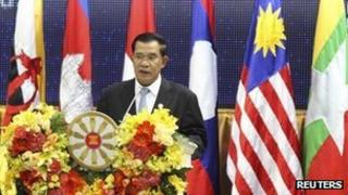 Премьер-министр Камбоджи Хун Сен выступает на церемонии открытия 20-го саммита АСЕАН во Дворце мира в Пномпене, 3 апреля 2012 г.