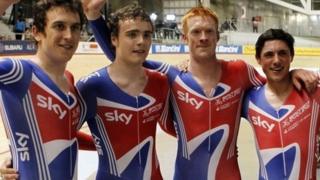Y Cymro Geraint Thomas (chwith) sy'n aelod o dîm seiclo Prydain