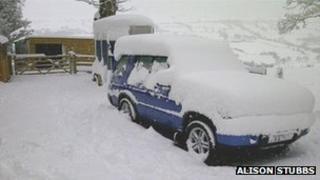 Eira yn gorwedd ar gar