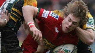 Liam Williams (Scarlets) yn cael ei daclo
