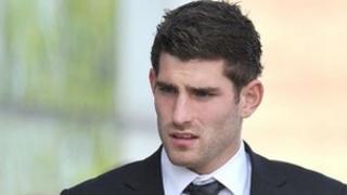 Ched Evans yn cyrraedd Llys y Goron Caernarfon