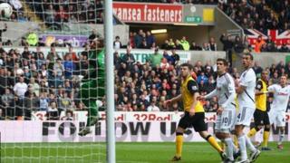 Gylfi Sigurdsson sgoriodd y gôl agoriadol
