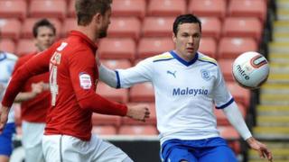Chwaraewr canol cae Caerdydd Don Cowie yn brwydro gyda Scott Wiseman o Barnsley