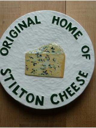 Мемориальная доска с надписью Original Home of Stilton Cheese