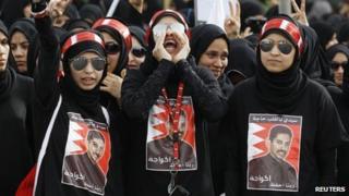 Женщины требуют освобождения Абдулхади аль-Хаваджи на акции протеста в Бахрейне (20 апреля 2012 года)