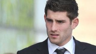 Ched Evans yn cyrraedd Llys y Goron Caernarfon