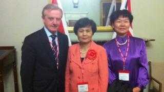 Chwith i'r Dde: Yr Athro John Hughes, Is-Ganghellor Prifysgol Bangor; Ms Xu Lin, Sefydliad Confucius; Yr Athro Zhang Guilin, Prifysgol Gwyddor Gwleidyddiaeth a'r Gyfraith China