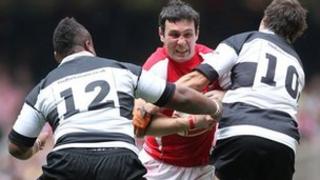Stephen Jones yng nghyrs Cymru yn wynebu'r Barbariaid yn 2011