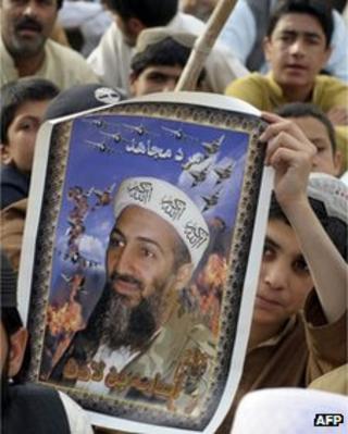 Мальчик держит плакат с Усамой бен Ладеном в Кветте, Пакистан, 2 мая 2012 года