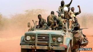 Sudanese soldiers in the disputed oil region of Heglig after the end of the South Sudanese occupation (23 April 2012)