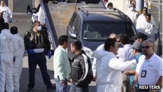 Police unload one of the cars in which the mutilated bodies were found at Guadalajara morgue