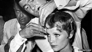 Vidal Sassoon cutting Mia Farrow's hair
