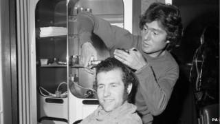 Vidal Sassoon cutting Peter Osgood's hair